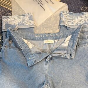 Belle by Kim Gravel Light Blue Women's Cropped Jeans NWOT